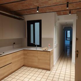 Kitchen in the same flat, under the exposed Catalan brick vault